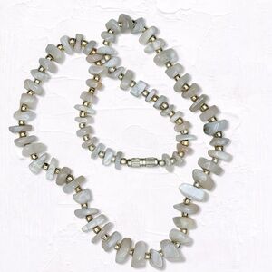 6078gc. Vintage Taupe Shell Necklace